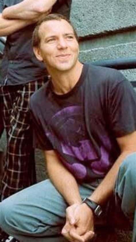 I noticed that even eddie vedder, who had the most amazing head of thick, lustrous locks in his 20s, now has a frizzy, wiry mop, even though he still has all his hair. Eddie vedder cute short hair phase so adorbs | Eddie ...