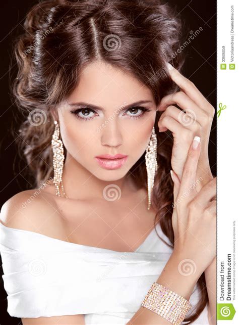 Worldwide trending hair, makeup, and beauty!. Beauty Bride. Beautiful Elegant Brunette Girl, Fashion ...