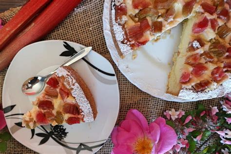 Lasse den kuchen mit einem geschirrtuch abgedeckt im backring abkühlen. Rhabarber-Schmand-Kuchen - einfaches Rezept für fruchtigen ...