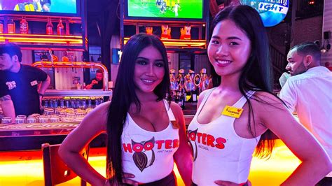 Live Inside Hooters Pattaya In Thailand Youtube