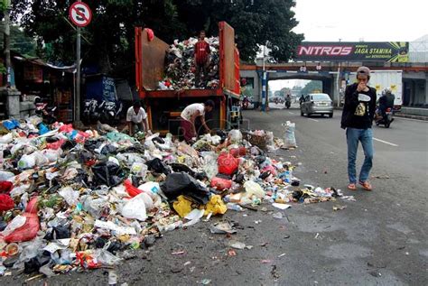 sampah berserakan di jalan matraman menimbulkan bau tidak sedap republika online