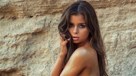 Demi Rose Luce Su Sexy Bronceado Mientras Posa Completamente Desnuda