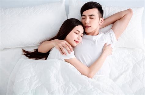 Manfaat Tidur Berpelukan Dengan Suami Alodokter