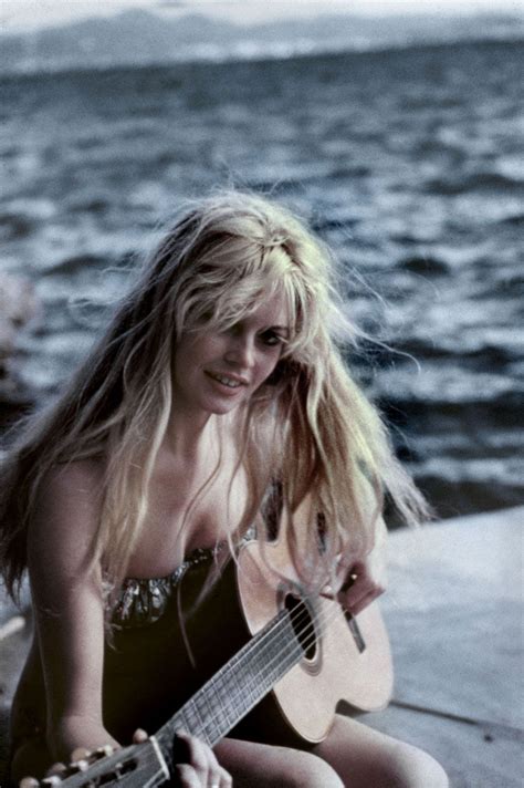 Brigitte Bardot In Saint Tropez 1958 By Burt Glinn ピンナップスタイル 女性の写真ポーズ ピンナップ