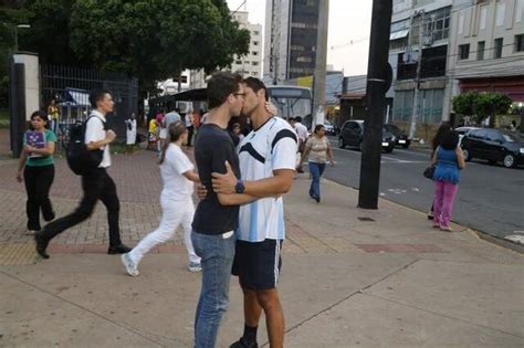 Lado B Testa Beijo Gay Em Público E A Reação Nas Ruas é Surpreendente Comportamento Campo