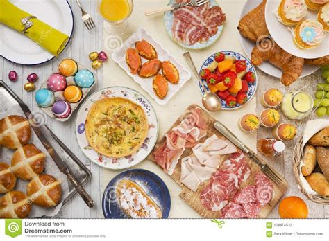 Antiphons are the short verses which the church uses during the liturgical seasons to help us catch the spirit of the feasts we celebrate. Lijst Met Delicatessen Klaar Voor Pasen-brunch Stock Foto ...