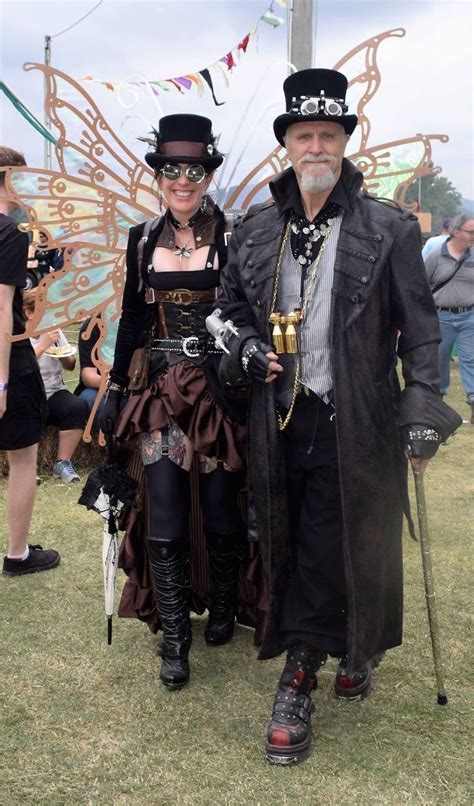 Steampunk Couple She Looks Classy And Sexy At The Same Time Moda Steampunk Steampunk Couture