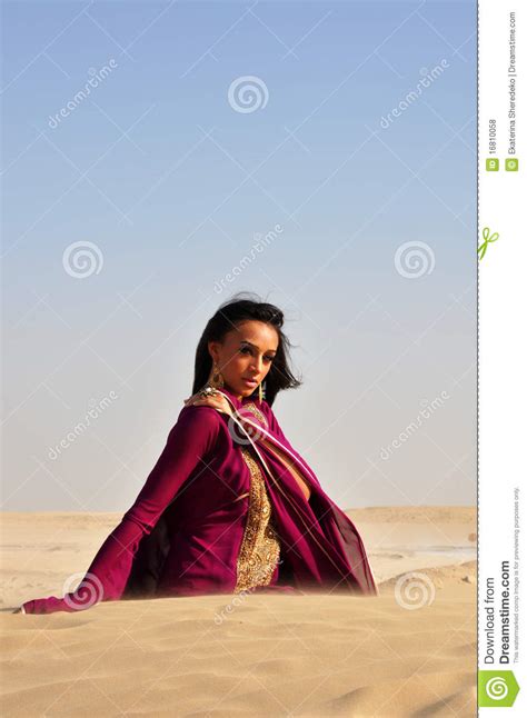 Mujer Triguena Hermosa Que Presenta En Desierto árabe Foto De Archivo