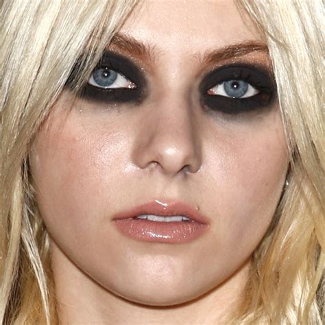 Taylor Momsen Makeup Black Eyeshadow Bronze Eyeshadow And Clear Lip