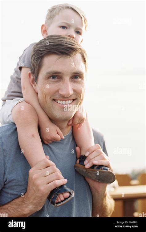 Padre Cargando A Su Hijo En Los Hombros Fotos E Imágenes De Stock Alamy