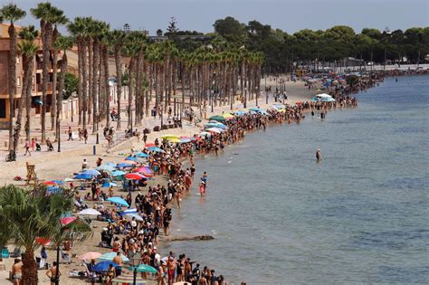 Murcia Some 70000 People Form Human Chain To Protest Environmental