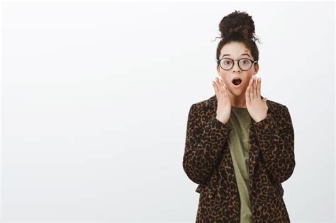 Free Photo Portrait Of Shocked Surprised Girlfriend In Leopard Coat