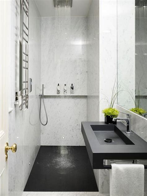 With the door opening near to the enclosure, many people might assume it's impossible to have a spacious shower. 00f7ccc3c00b802b34c67d50c9fb6be4.jpg (500×666) | Modern small bathrooms, Ensuite bathroom ...