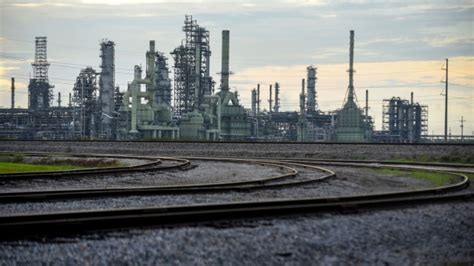 Marathons Huge Louisiana Oil Refinery Rocked By Explosion Fire Bnn