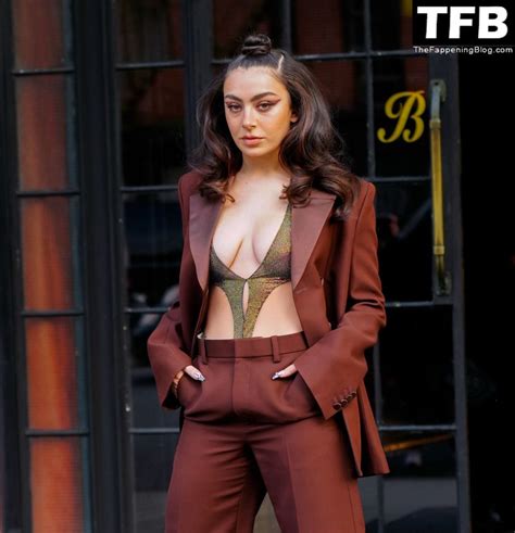 Charli XCX Shows Off Her Sexy Tits In New York 37 Photos OnlyFans