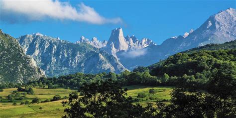 Picos De Europa Weiße Berge Im Grünen Spanien Sammlung