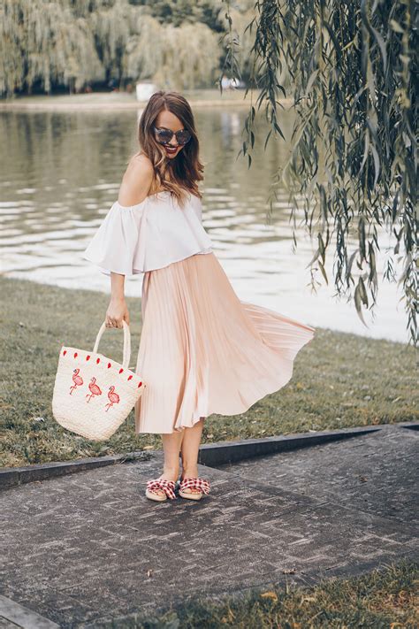 Picnic outfit - the three must haves: a midi skirt, a straw bag and a pair of cute slippers ...
