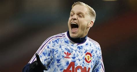 Van de beek has emerged as one of united's leading transfer targets as manager ole gunnar solskjaer seeks to address the shortcomings in midfield that. Weer degradatie voor Van de Beek bij Manchester United ...