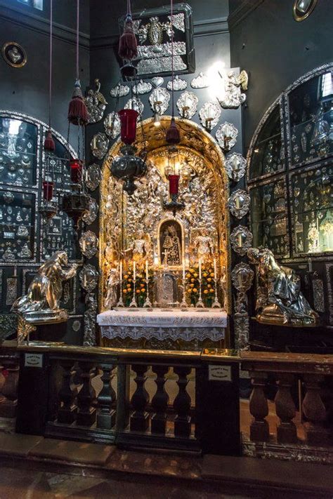 Überall in europa gibt es darstellungen einer seltsamen schwarzen madonna. Die Schwarze Madonna in der Gnadenkapelle in Altötting