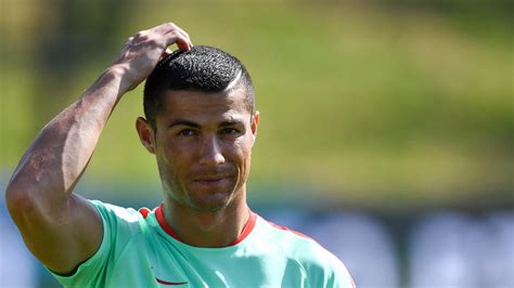 11 Gaya Rambut Cristiano Ronaldo Ini Mencuri Perhatian Dunia