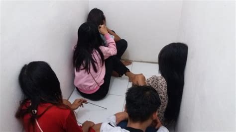 Digerebek Tiga Cewek Dan Dua Cowok Diduga Sedang Pesta Seks Di Wisma