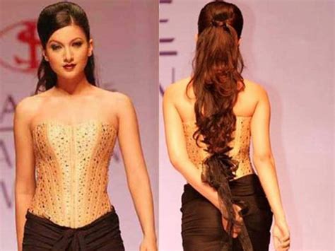 gauhar khan wardrobe malfunction रप पर फट गए थ कपड फट फटकर रई