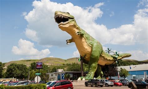 10 Giant Canadian Roadside Attractions You Have To See To Believe
