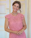 Marta Luisa de Noruega posa por su 50º cumpleaños Lace Pink Dress, Pink ...