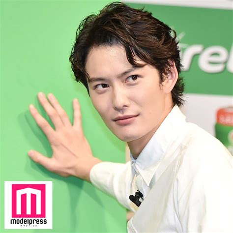 Modelpress 俳優 の岡田将生 さんが4日、都内で行われたイベントにお笑い タレントの千原ジュニア さんとともに出席し