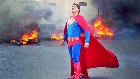 ¡fail épico Superman Brasileño Intenta Detener Un Autobús Con Su