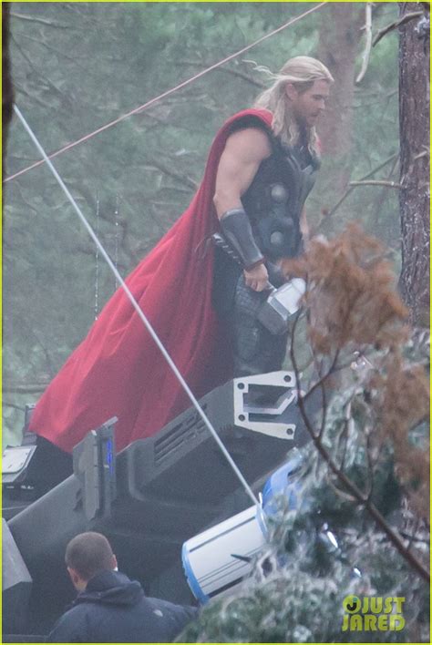 Chris Hemsworth Slams Down His Thor Hammer For Avengers Age Of Ultron