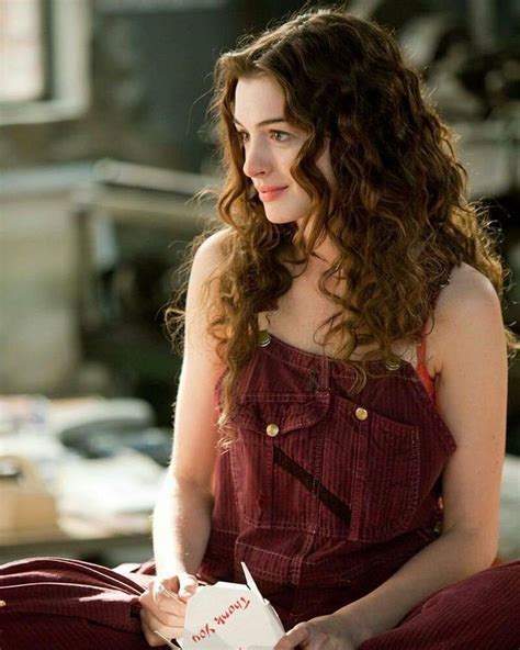Anne Hathaway In 2021 Curly Hair Styles Hair Inspiration Anne