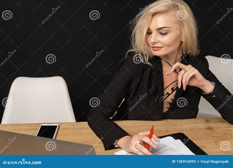 De Vrouwen Intelligente Leidende Directeur Van Het Bedrijfsdame Mooie Blonde Stock Foto Image