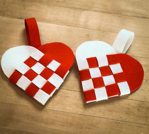 Make A Felt Woven Heart Basket Valentine Crafts Felt Crafts Diy