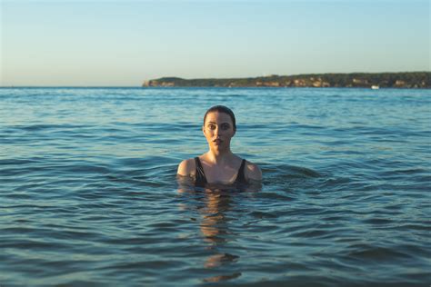 Bildet Strand Hav Horisont Person Kvinne Shore Bølge Ferie Modell Svømme~~postrunc
