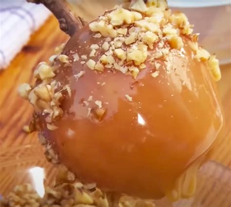 Ever wondered what an apple crumble tart would taste like with a custard filling? Paula Deen's Caramel And Candied Apple Recipe