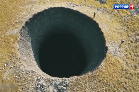 En Sibérie Lexplosion Dune Bulle De Méthane Provoque Un Gouffre De 50 Mètres De Profondeur