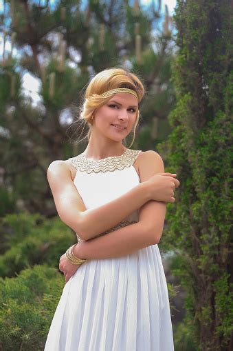 Gadis Alami Cantik Pirang Dengan Rambut Pirang Dalam Gaun Putih Di Alam Di Jalan Di Taman Dekat