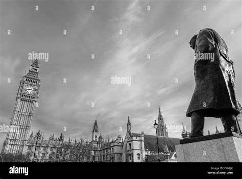 Statue Von Sir Winston Churchill Mit Dem Palace Of Westminster Hinter