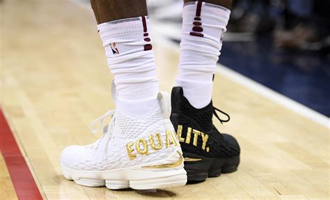 Not many players have been able to come in the league with a shoe from nike ready and waiting for them. LeBron James wears "equality" shoes, criticizes Trump ...