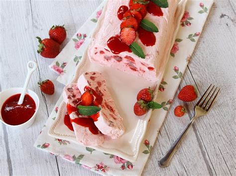 Mescolate la purea ottenuta con lo zucchero, il rum e la scorza di limone. Semifreddo alle Fragole | Ricetta nel 2020 | Idee ...