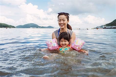 7 Steps To Teaching A Child To Swim