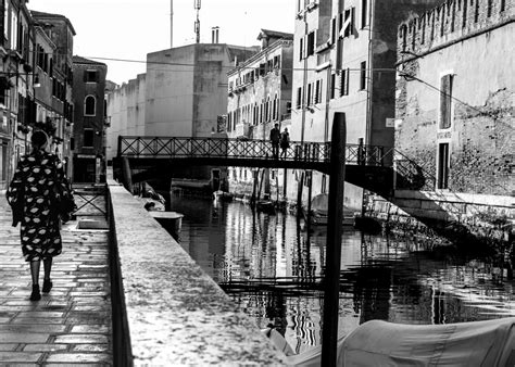 Completo lenzuola 1 piazza in cotone qualita extra, prodotto e confezionato in italia, composto da: Immagini Belle : bianco e nero, strada, vicolo, canale, paesaggio urbano, riflessione, monocromo ...