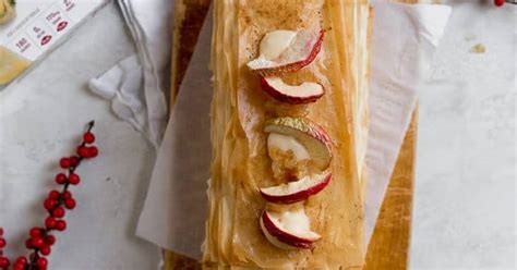 Pastry triangles and two glasses of dessert wine on a silver tray. Apple Phyllo Dough Dessert Recipes | Yummly