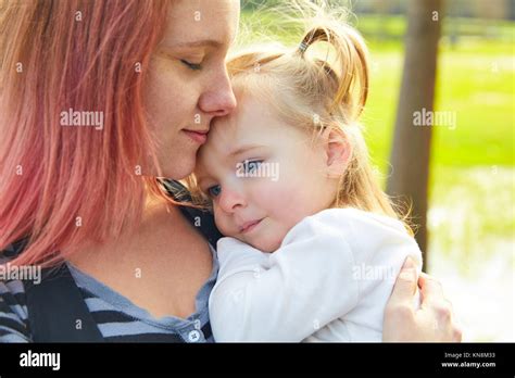 Madre E Hija Retrato Abrazo Besándose En Un Parque Al Aire Libre