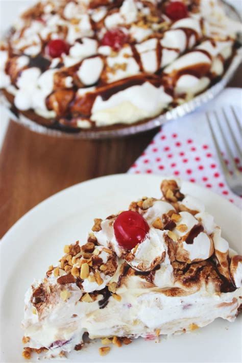These easy banana recipes are the best ways to use up ripe bananas in your kitchen. No Bake Banana Split Pie | TheBestDessertRecipes.com