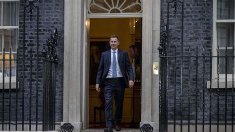 İngiltere nin yeni Maliye Bakanı gelir vergisini azaltma planından vazgeçti
