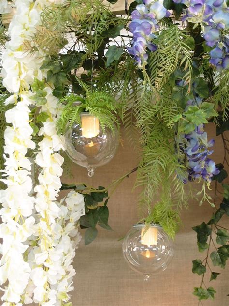 Grazie alla sua composizione, infatti, si ottengono dei fiori eleganti e raffinati, perfetti per numerosi contesti differenti e che, al tatto, regalano una sensazione simile a quando si toccano dei fiori reali. Idee allestimento vetrine Pasqua e Primavera | Idee ...
