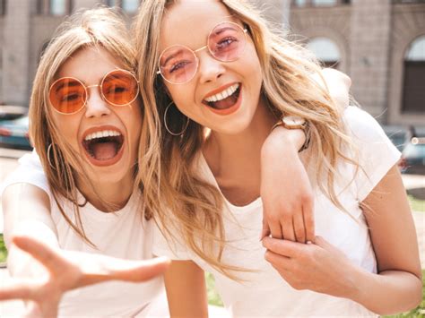 Deux Jeunes Belles Filles Blondes Souriantes Hipster En Vêtements De T