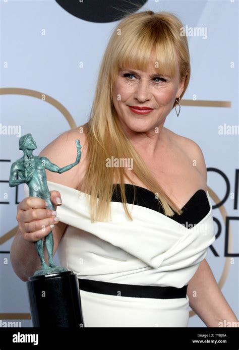 Patricia Arquette Appears Backstage With The Award For Outstanding Performance By A Female Actor